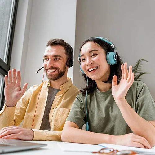 Twee collega's die enthousiast zwaaien tijdens een online gesprek